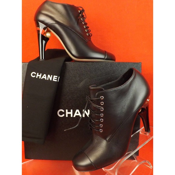 NIB CHANEL BLACK LEATHER LUCITE PEARL HEEL LACE UP G30455 ANKLE BOOTS 40.5 $1675 - Picture 4 of 12